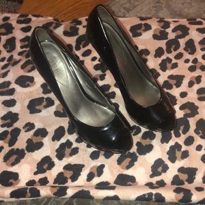 Peep Toe Black Guess Pumps